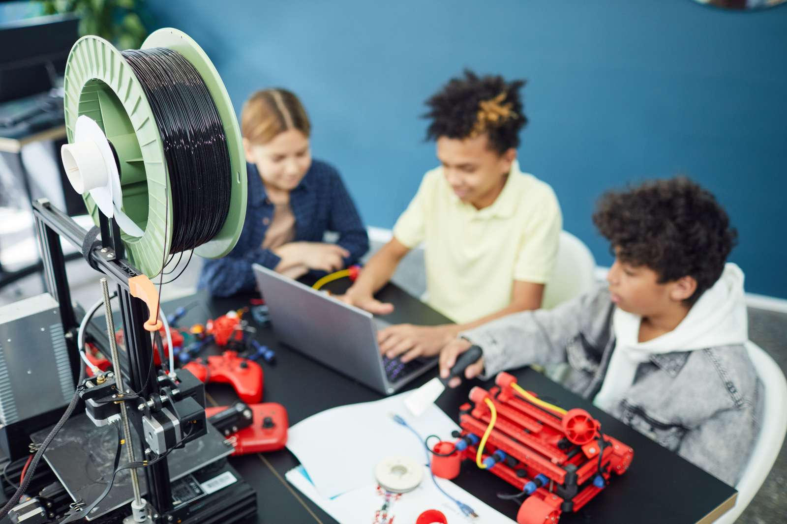 Dzieci pracujące z drukarką 3D